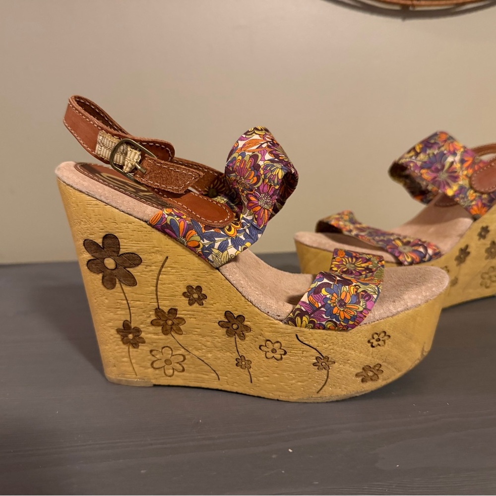 Sbicca Fabiana Retro Platform Floral Multi-Color Wedge Sandals - Picture 3 of 9